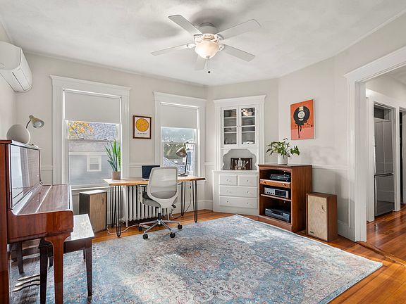 4th image of 137 Thacher St #2