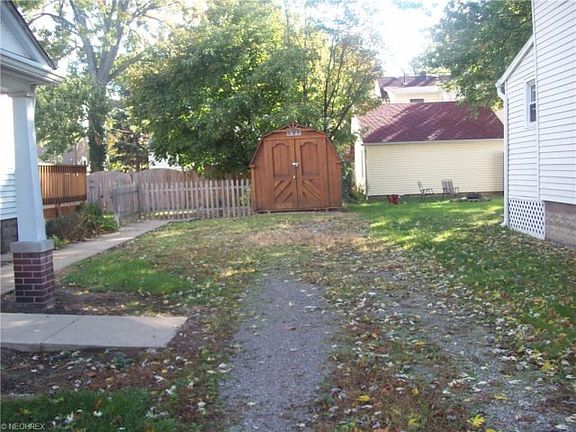 4th image of 205 Hawthorne St