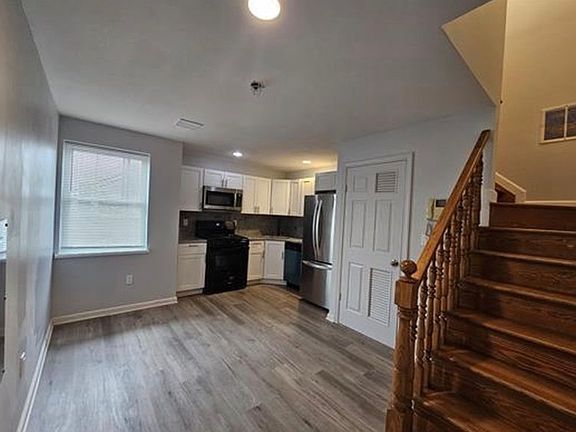 3rd image of 413 9th St APT 305