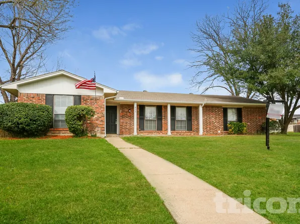 835 Live Oak Dr, Desoto, TX 75115