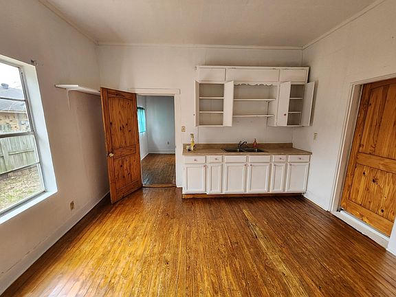 4th image of 311 Hilltop St