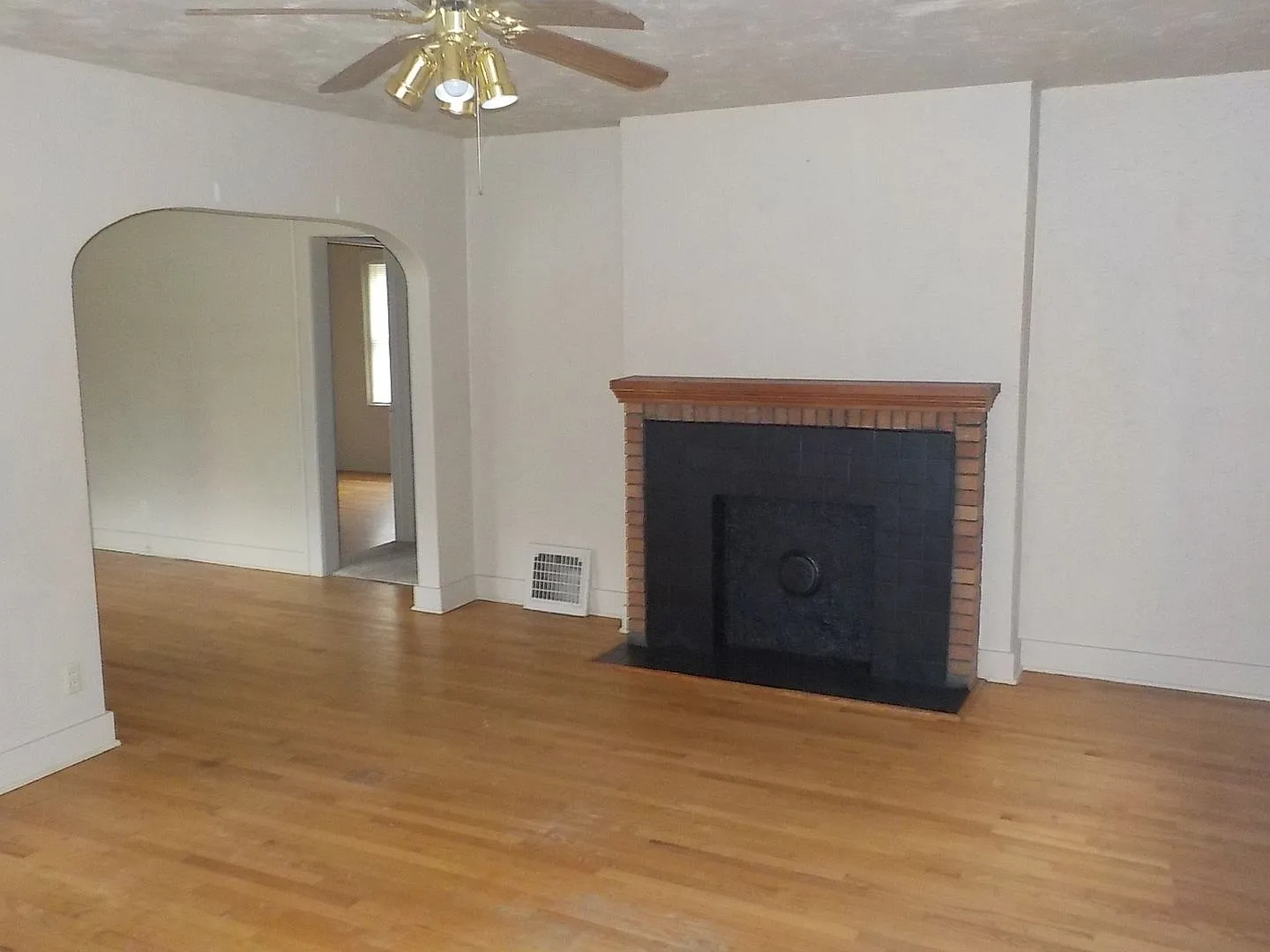 908 N Madison St — Photo 2