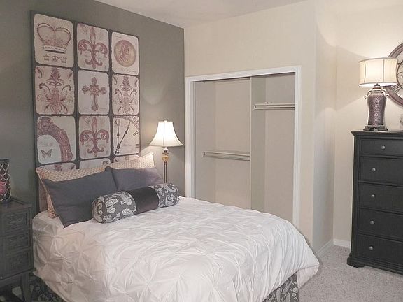 Main Floor Bdrm w Full Bath