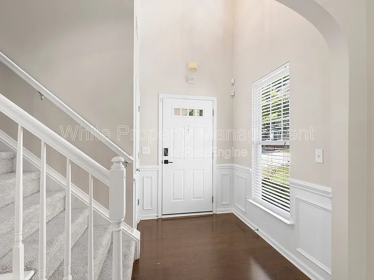 1141 Hammond Dr — Photo 3