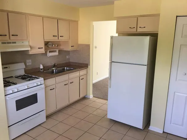 7528 Country Ln #2S, Darien, IL 60561