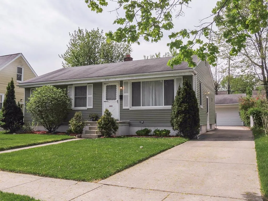 1220 Lester Ave photo 1