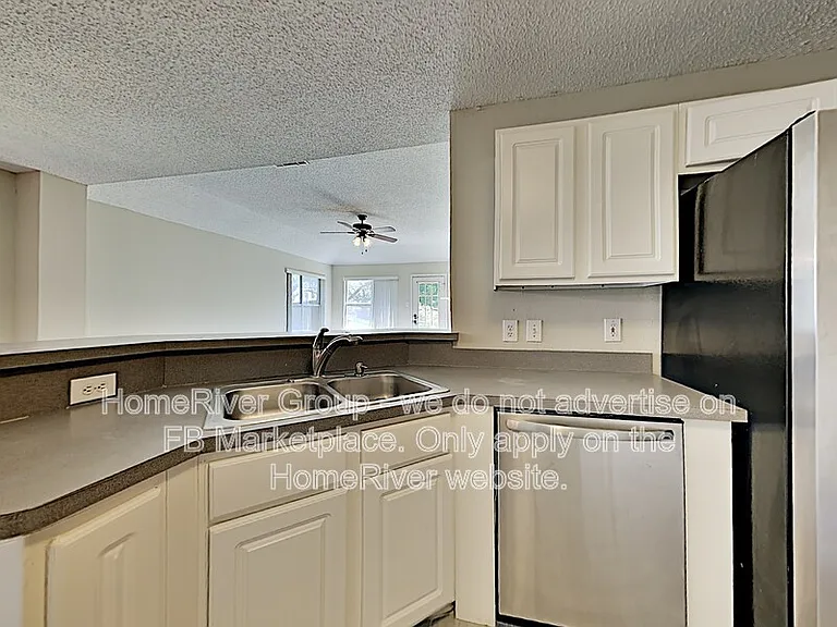 2115 Camelot Dr — Photo 3