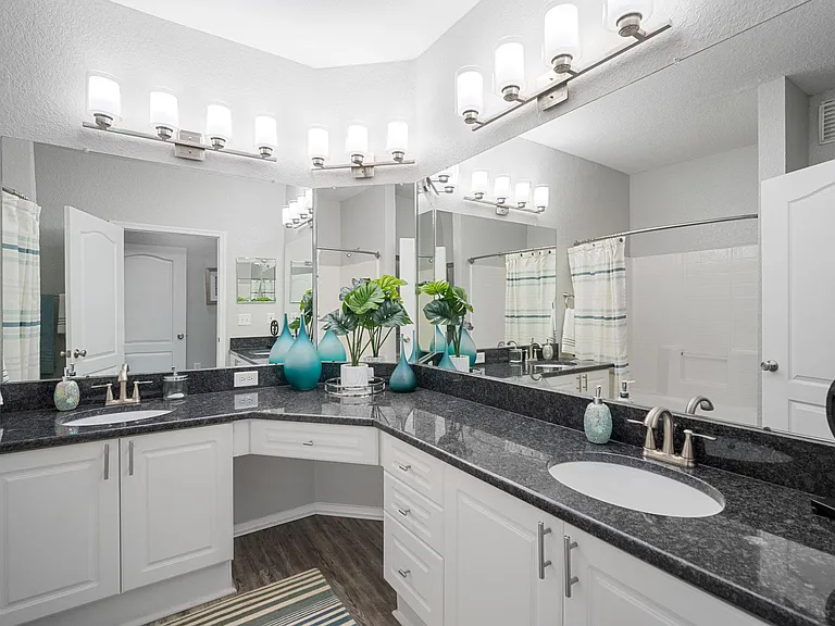 The Grand Reserve at Tampa Palms Apartments — Photo 22