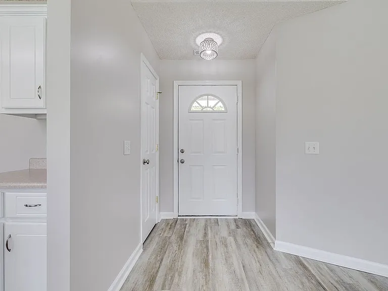 114 Mustang Dr — Photo 7