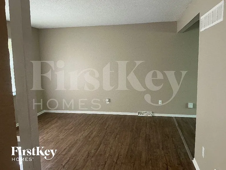400 SW Keystone Ct — Photo 2