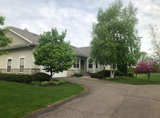 504 Holly Ln N, Oakdale, MN 55128