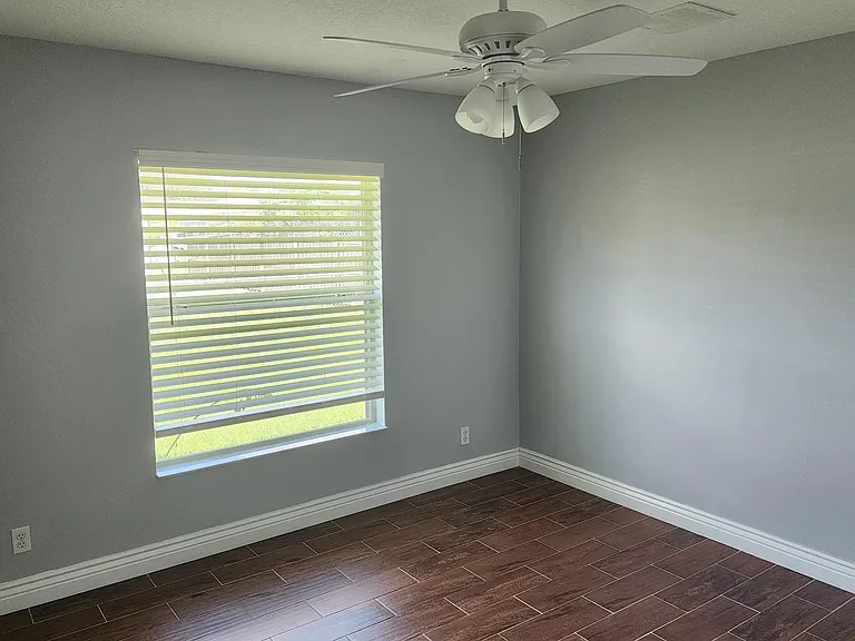 425 SW McComb Ave — Photo 10