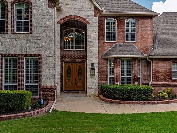 3rd image of 1329 Shady Ln S