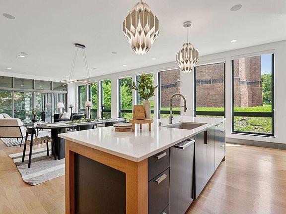 4th image of 1726 Kenwood Pkwy #100