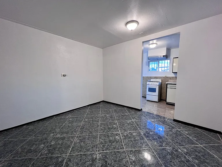 Central Studio Apartment — Photo 10