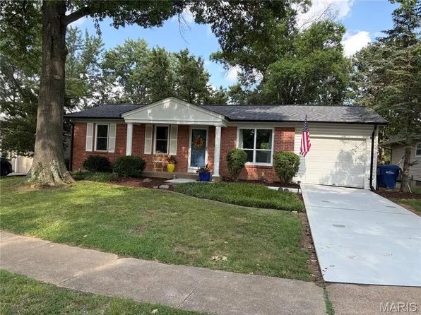 912 Tree Trails Ln, Fenton, MO 63026