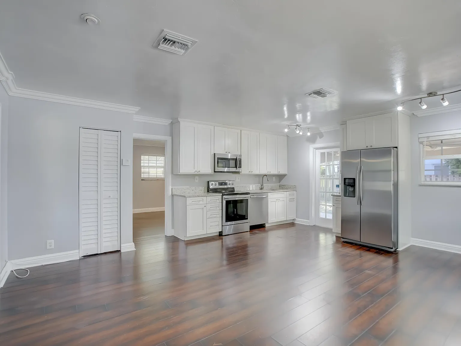 2 bed, 2.0 bath, 875 sqft, $2,750 — Photo 2