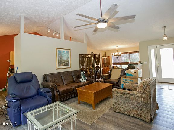 4th image of 340 Queens Cove Way