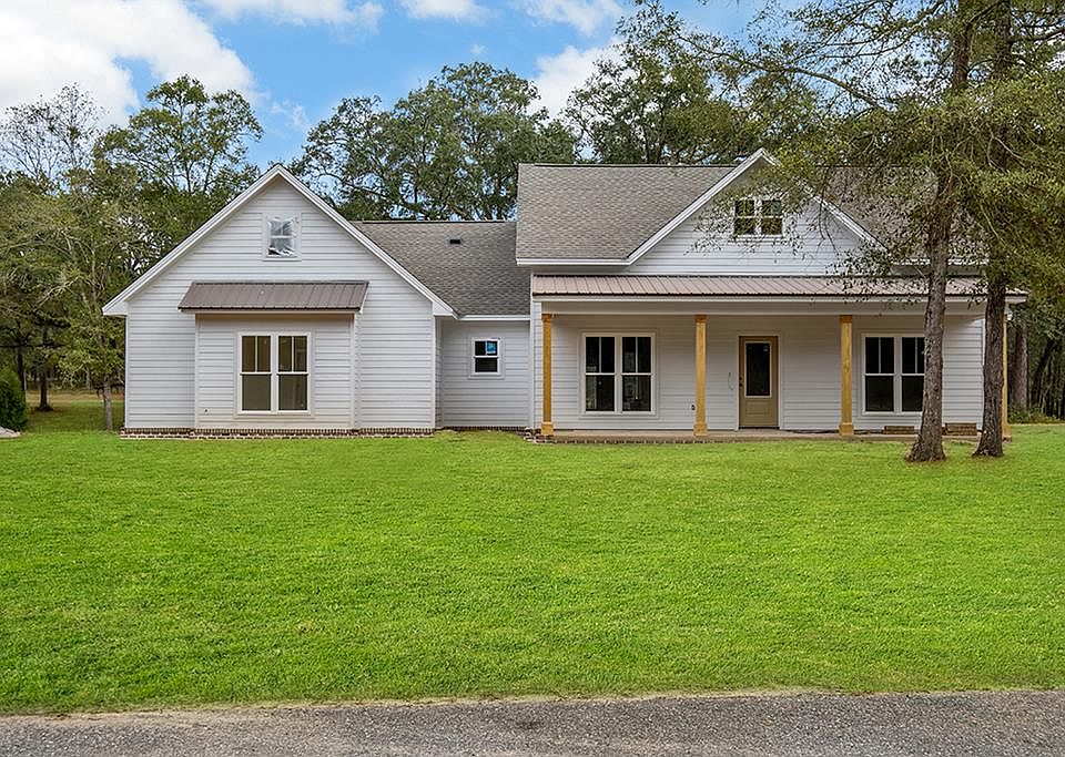 1st image of 218 NE Oakwood Way