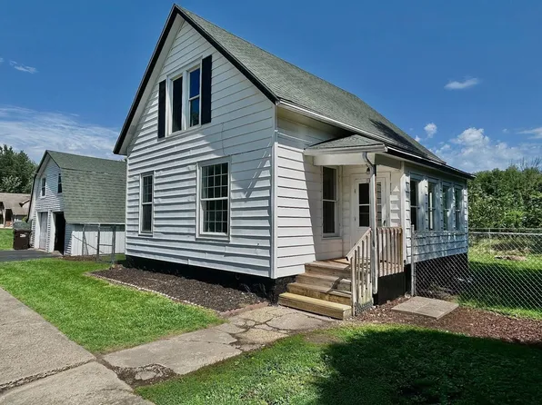 335 N 5th St, Capron, IL 61012