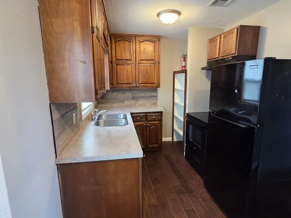 2118 S Greenway Blvd, Wichita, KS 67213