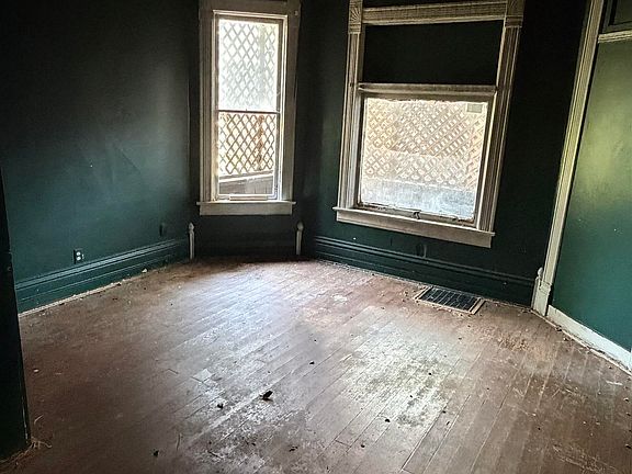 3rd image of 918 Huestis Ave