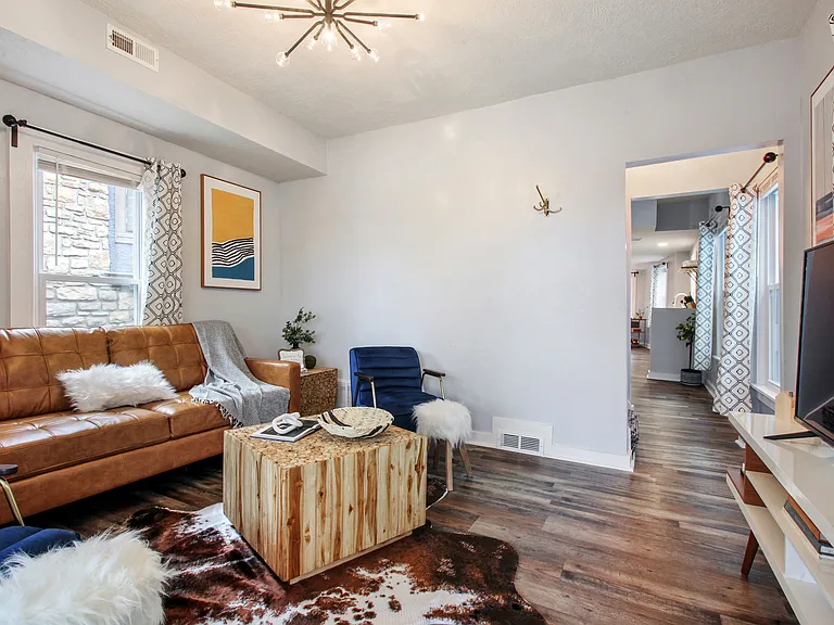 4023 Charlotte St — Photo 11