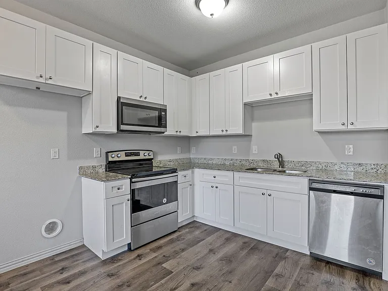 1711 E Tucker St #MAIN — Photo 1