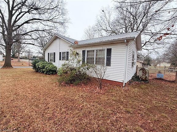 5th image of 200 Royal Oaks St
