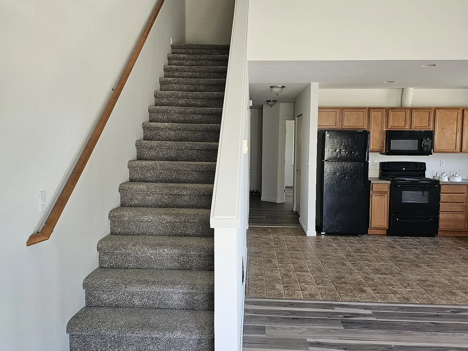 3 bed, 2.5 bath, 1400 sqft, $2,200 — Photo 3