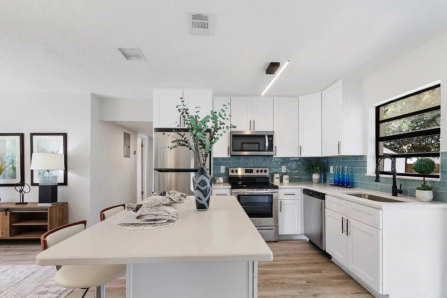 4 bed, 1372 sqft, $2,999 — Photo 3