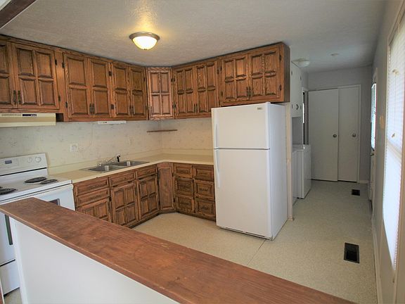 3rd image of 1305 Holly Dr