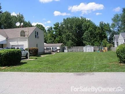 Shed behind the house : The grass lot is also part of the property.