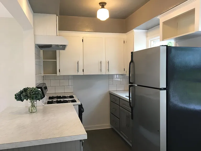31 NE Going St — Photo 8
