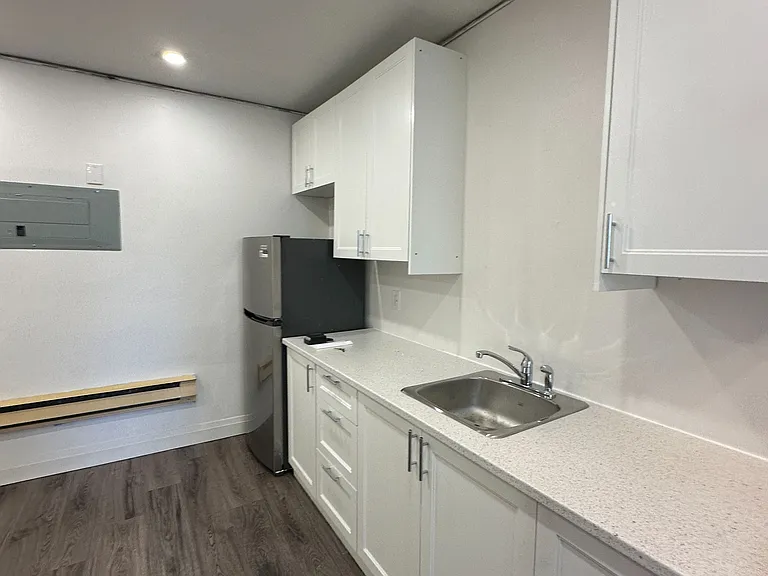 565 Yonge St #4 — Photo 3