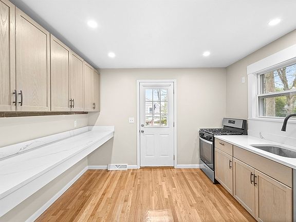 3rd image of 575 East St