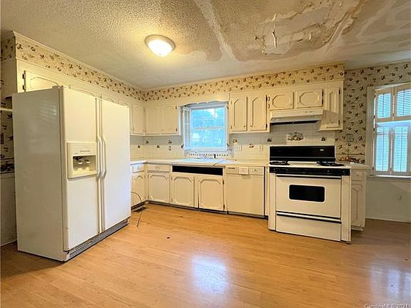 3rd image of 1718 Farm Pond Ct