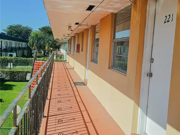 3800 SW 102nd Ave APT 221, Miami, FL 33165