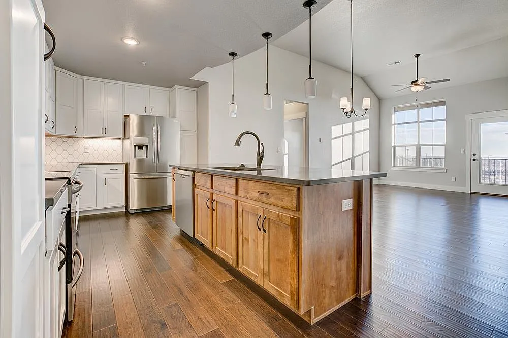 2 bed, 1098 sqft, $2,100 — Photo 3