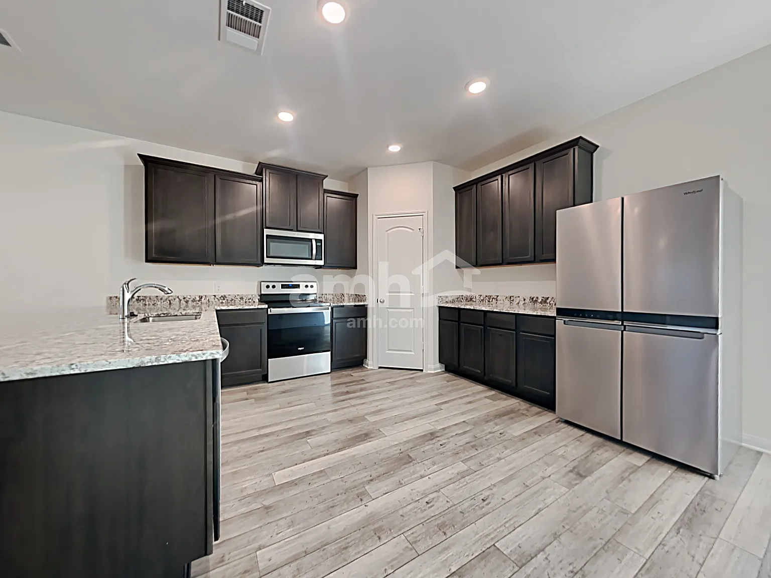 5 bed, 2.5 bath, 2543 sqft, $2,330 — Photo 3