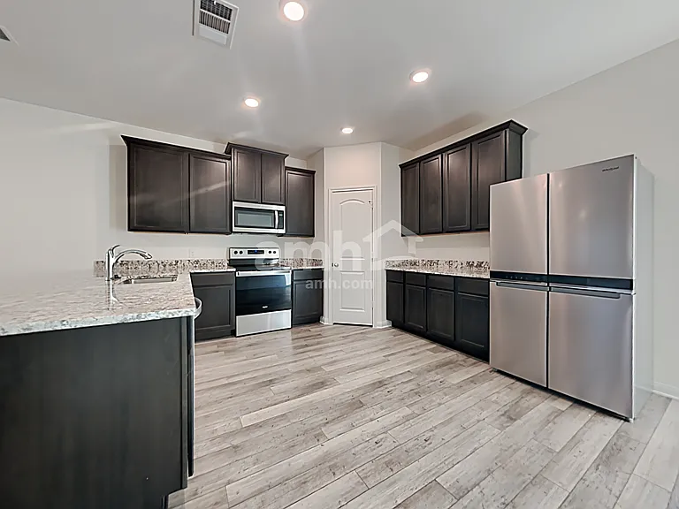 1211 Treeta Trl — Photo 3
