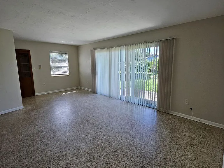 2433 Deedra St — Photo 2