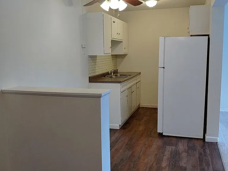 2420 Dupont Ave S — Photo 8