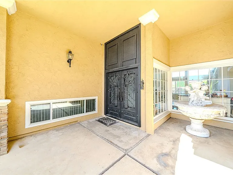 1901 Celeste Ln — Photo 2