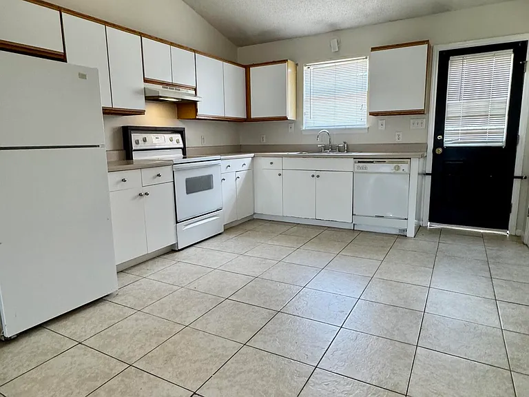 223 Wyndham Cir #B — Photo 2
