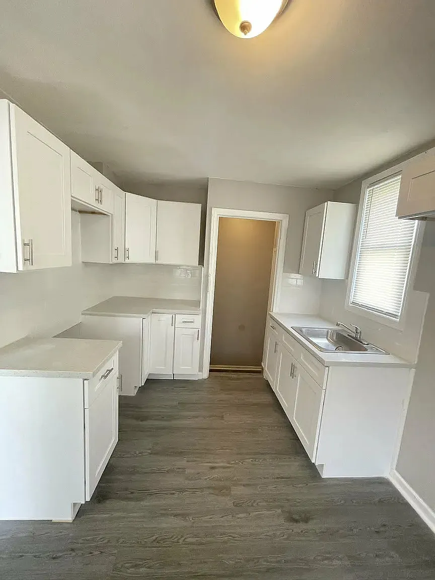 3 bed, 1000 sqft, $1,300 — Photo 2