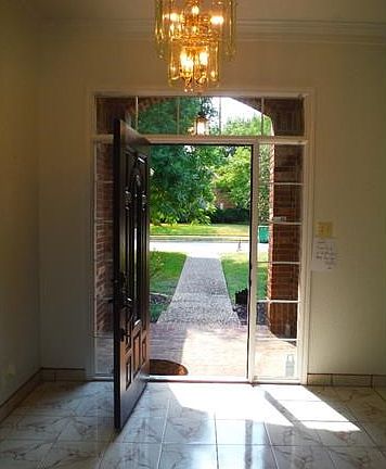 Foyer-Entrance 10 ft. high ceilings