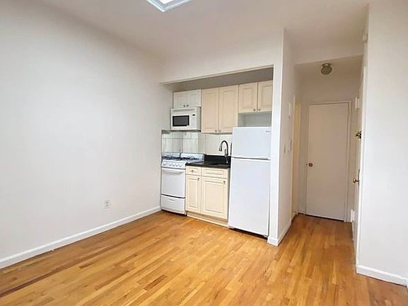 4th image of 352 E 89th St APT 4B