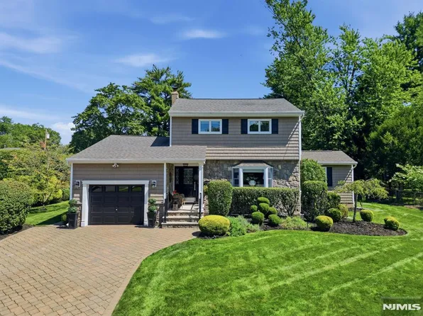 7 Asmus Rd, Closter, NJ 07624