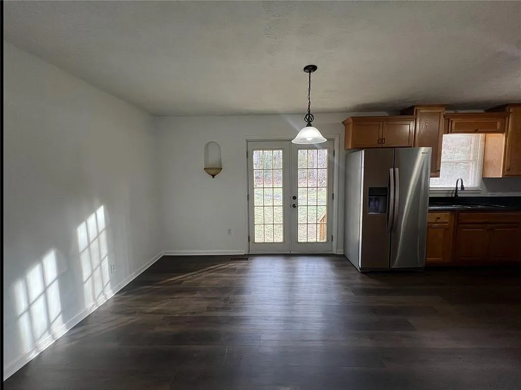 3 bed, 1.0 bath, 1075 sqft, $1,595 — Photo 3